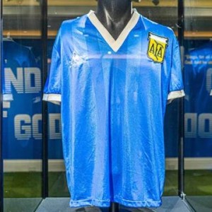 开云登录入口-895万美元 马拉多纳上帝之手球衣成最贵体育拍品！